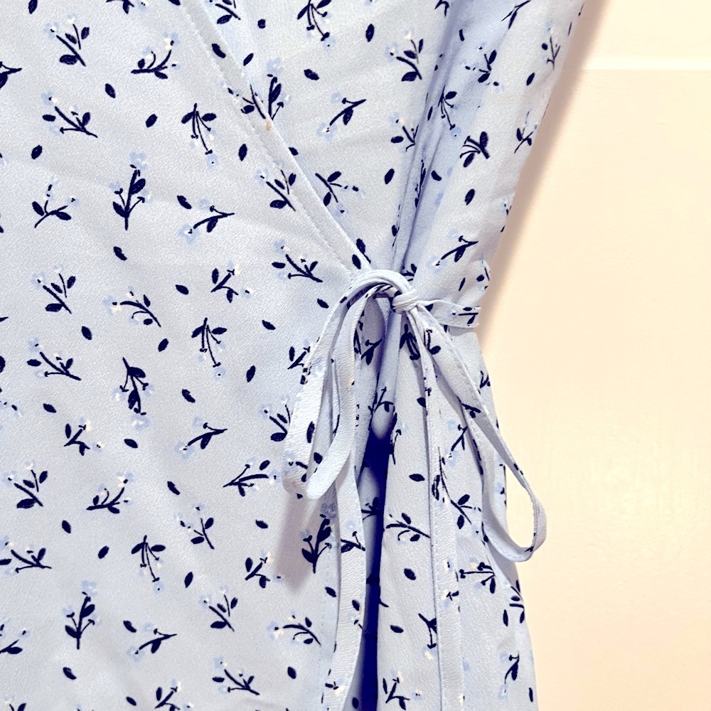 NWOT- H&M Crêpe Wrap Light Blue
Floral Dress Small - Picture 10 of 11